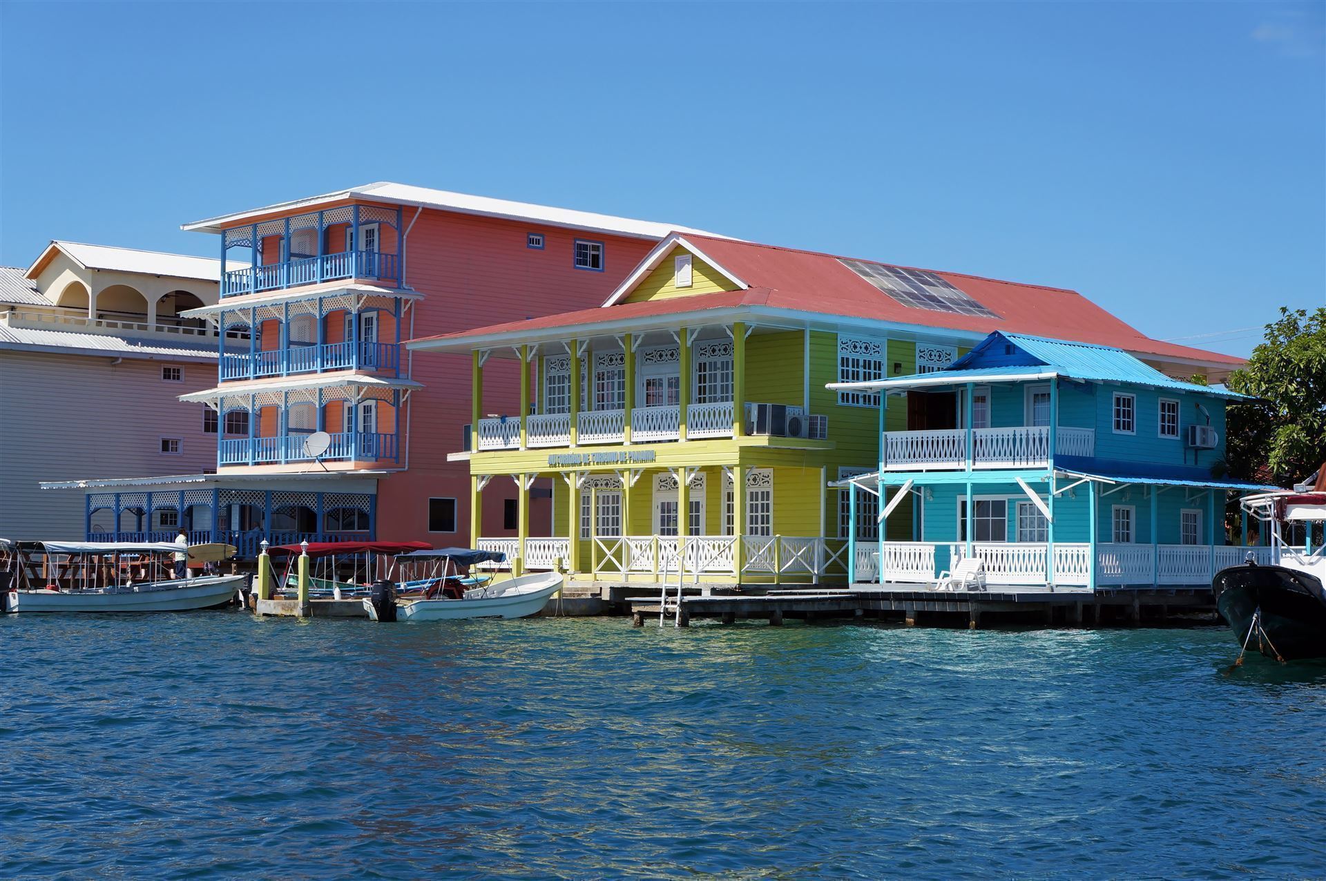 Bunte Häuser in Bocas del Toro Stadt