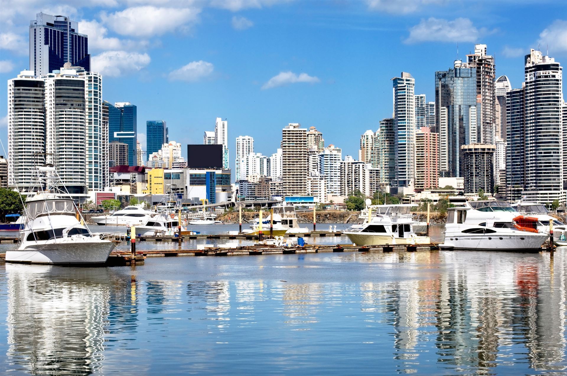 Yachten und Wolkenkratzer, Panama City