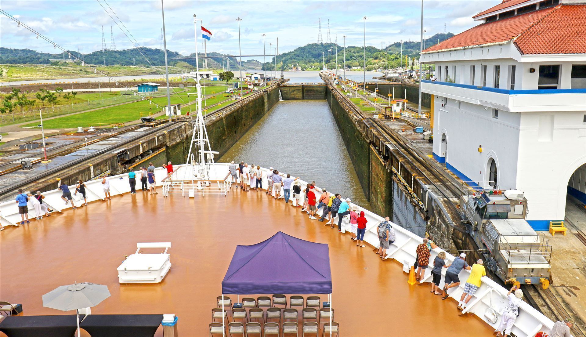 Panamakanal mit Besucherschiff