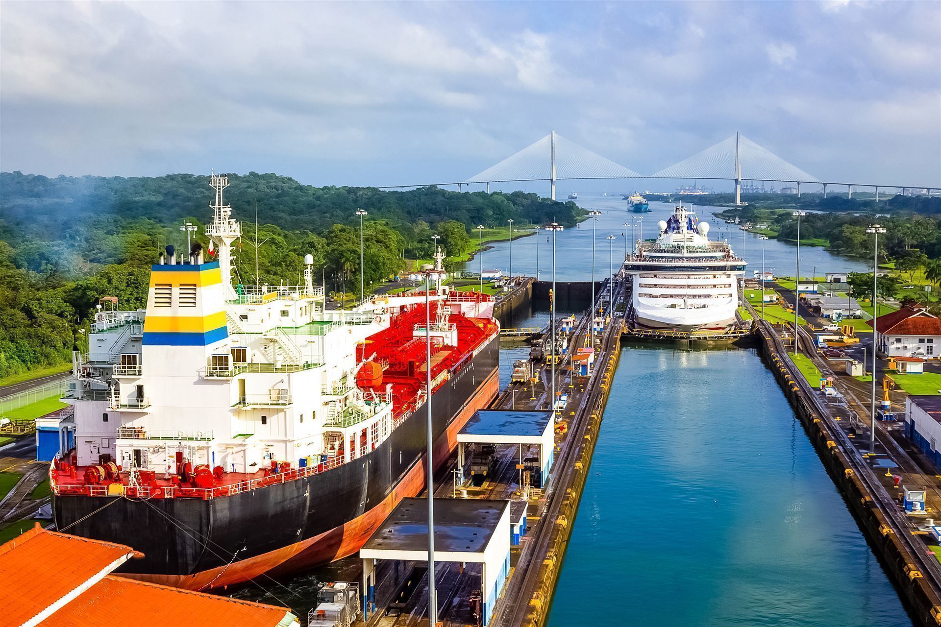 Panamakanal mit Schiff