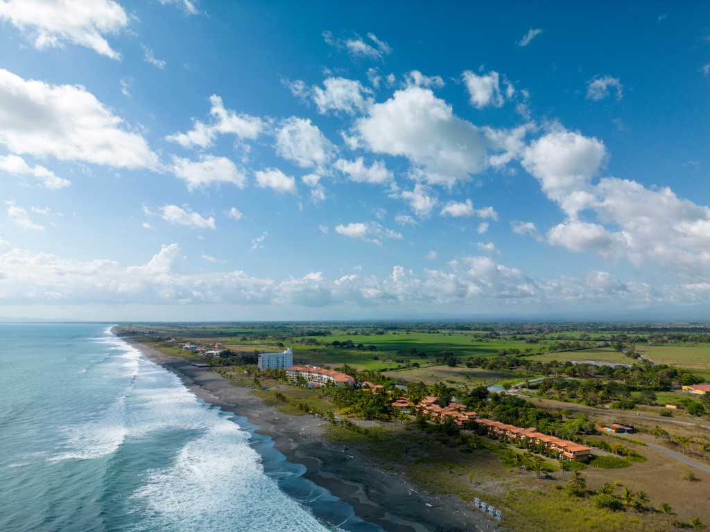Strand La Barqueta, ein langer und schöner schwarzer Sandstrand 25 km südwestlich von David City