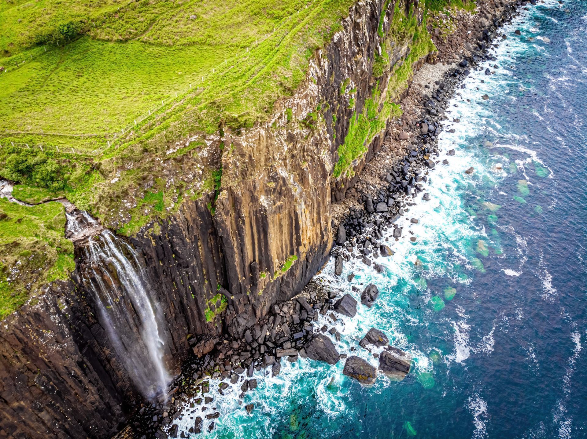 Luftaufnahme der Mealt Falls am Kilt Rock