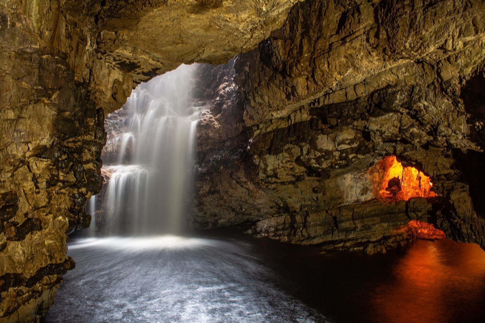 Wasserfall in der Smoo Cave