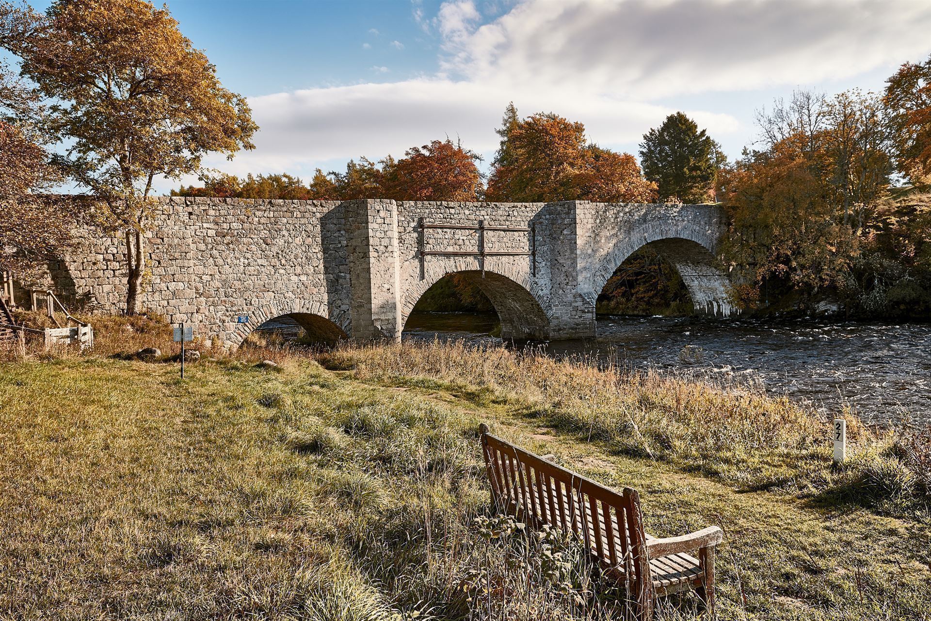 Alte Brücke über dem Fluss Spey bei Grantown