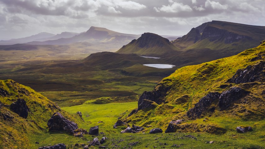 Landschaftsansicht der Quiraing-Berge auf der Isle of Skye, schottisches Hochland