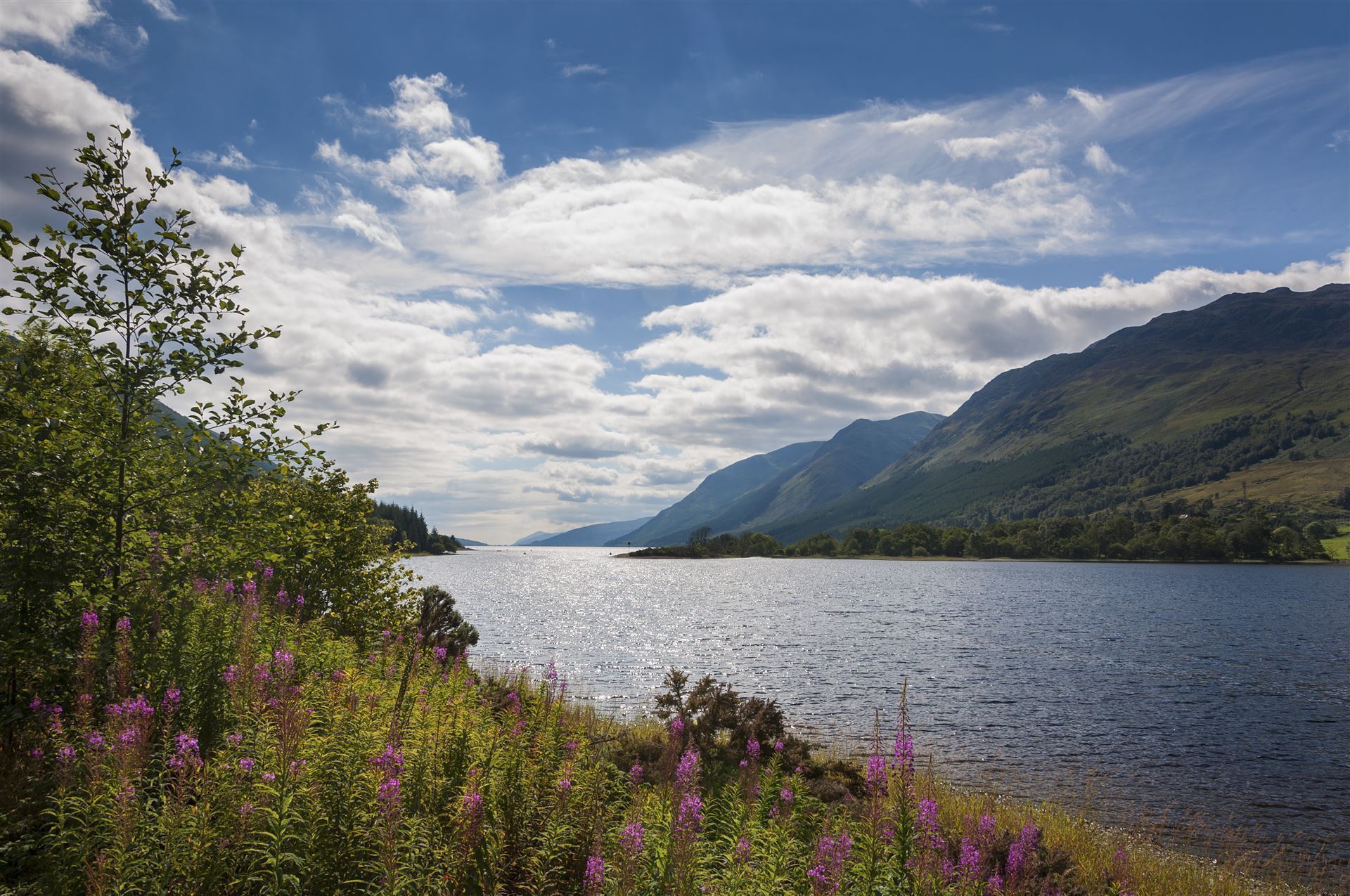 Wunderschöne Aussicht auf Loch Ness