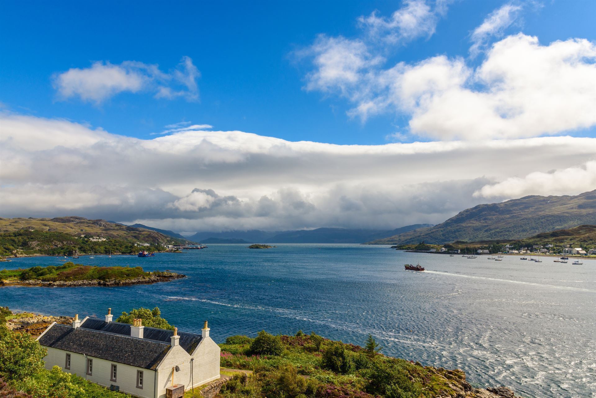 Blick auf Kyle of Lochalsh von der Skye Bridge
