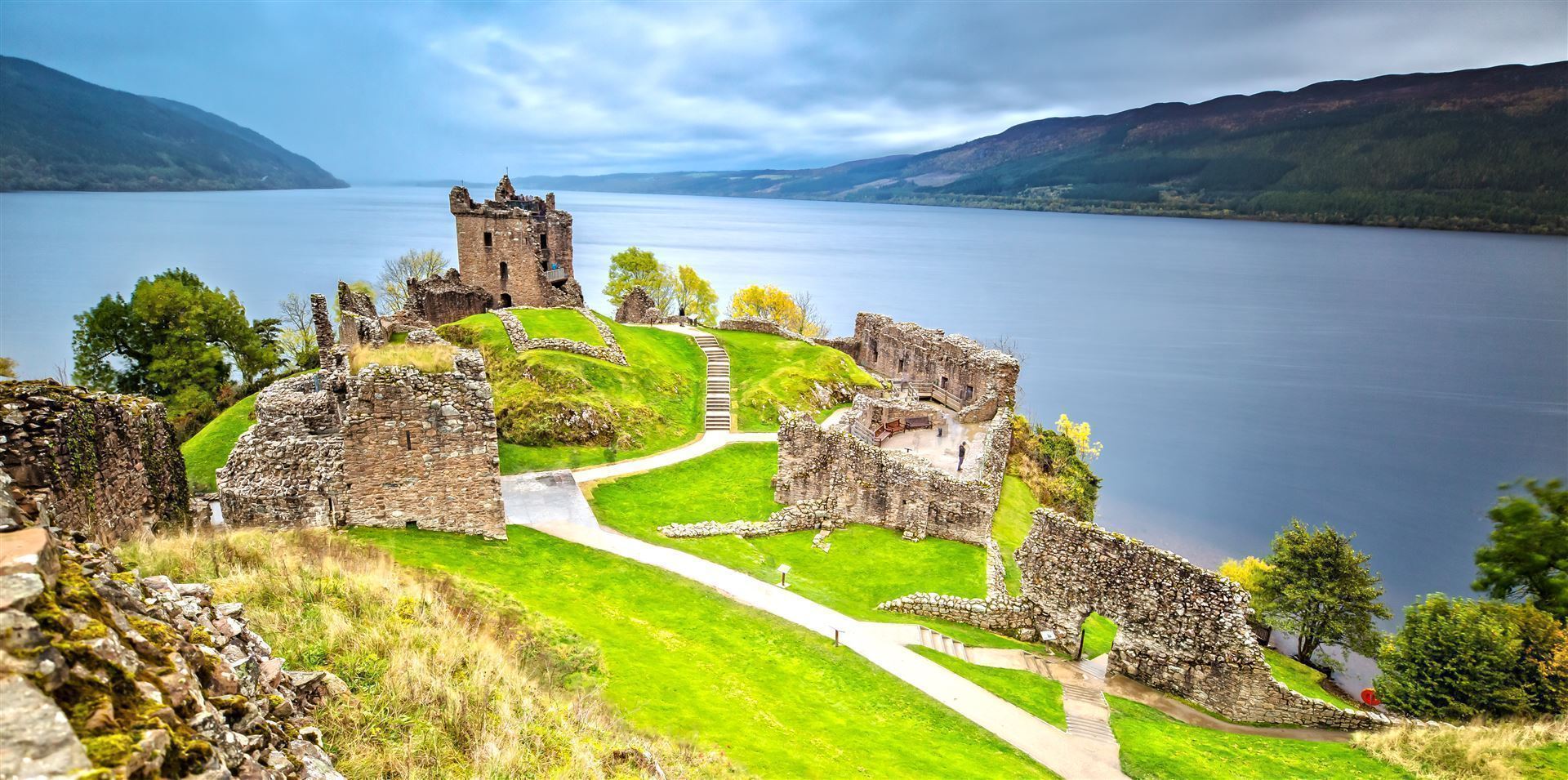 Urquhart Castle mit Loch Ness im Hintergrund
