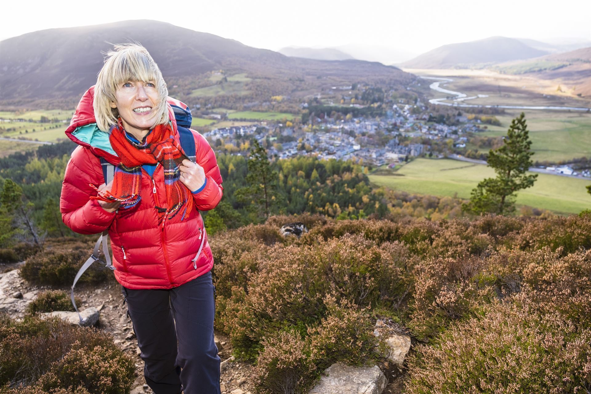 Wanderin mit Braemar im Hintergrund