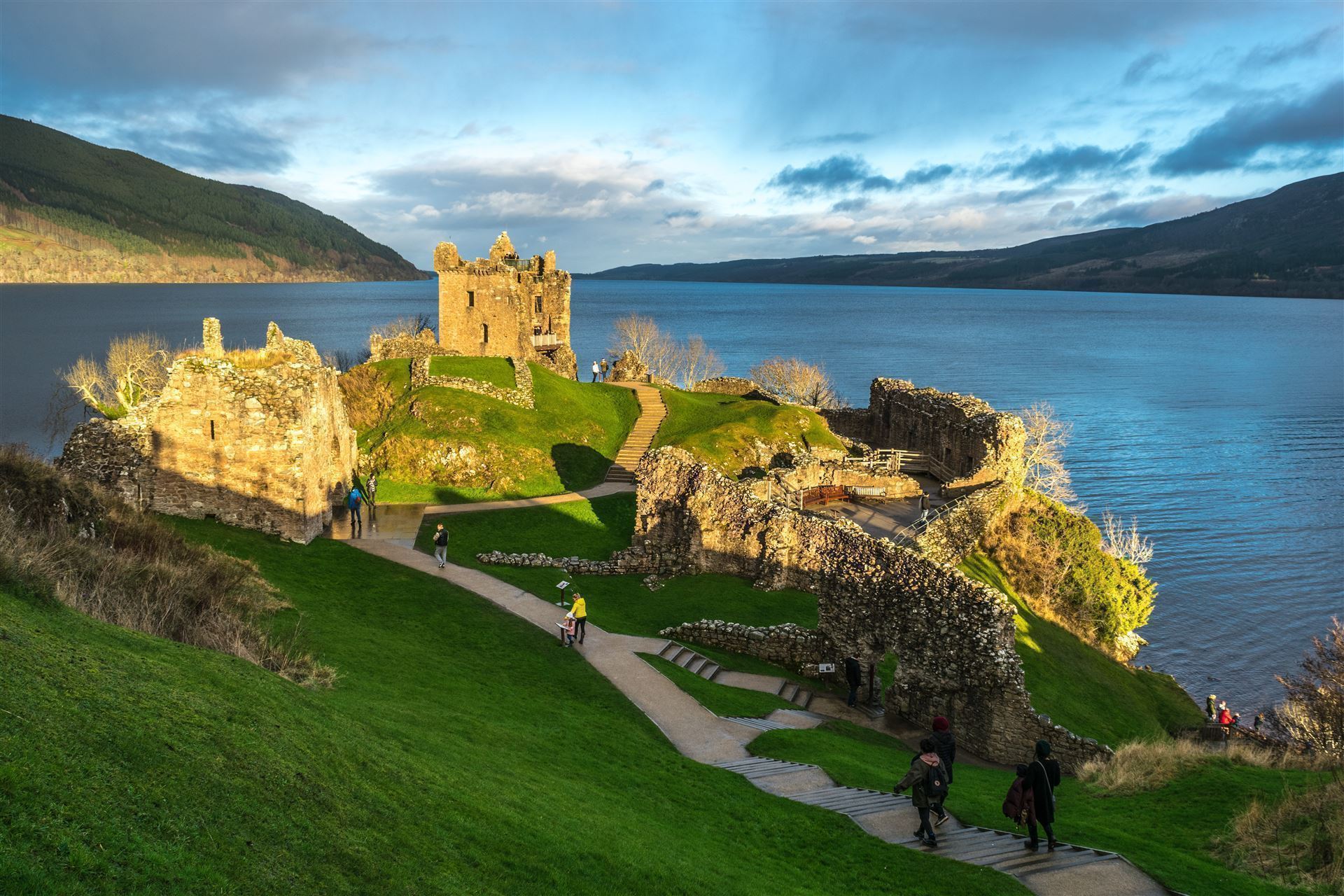 Loch Ness mit Schloss