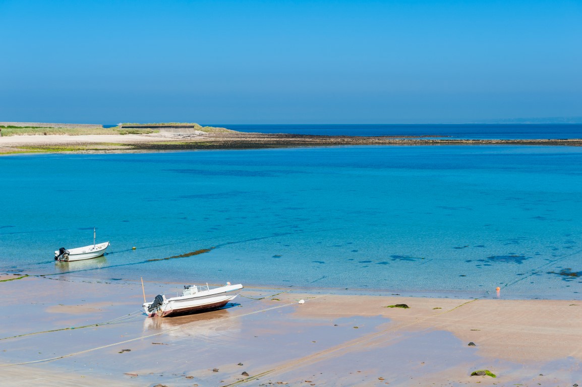 Alderney- Die Küste, bei Ebbe an einem Sommertag.