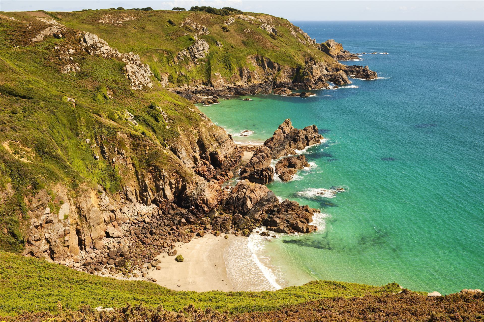 Zerklüftete Küste auf der Insel Guernsey