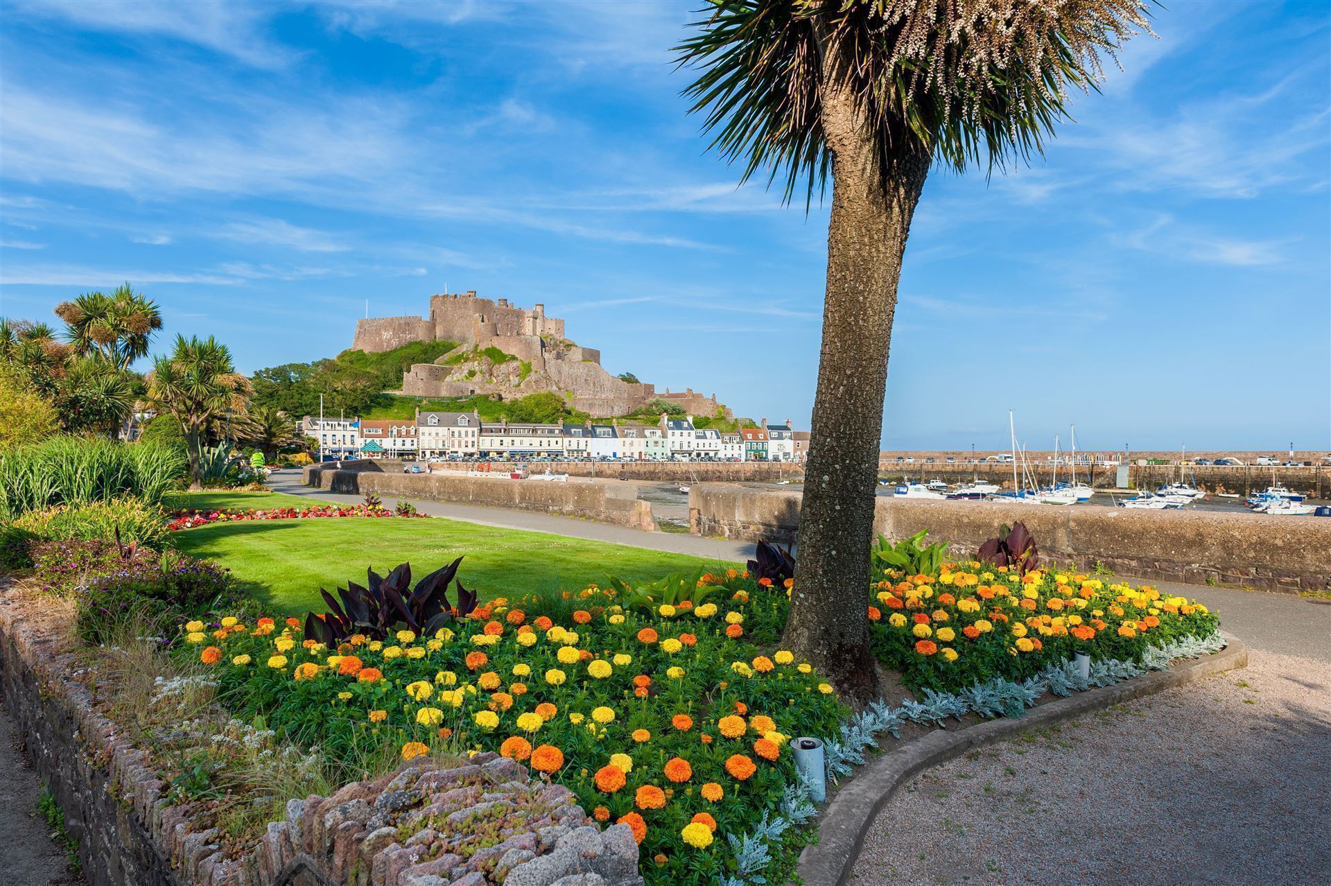 Frühling in Gorey mit Mount Orgueil Castle