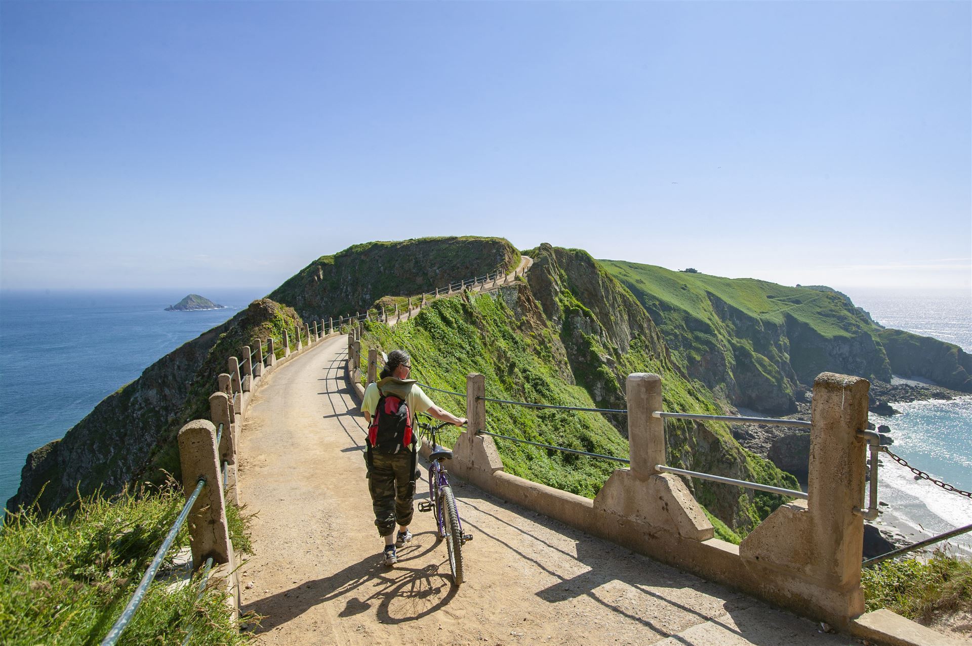 Radfahrerin auf der Insel Sark