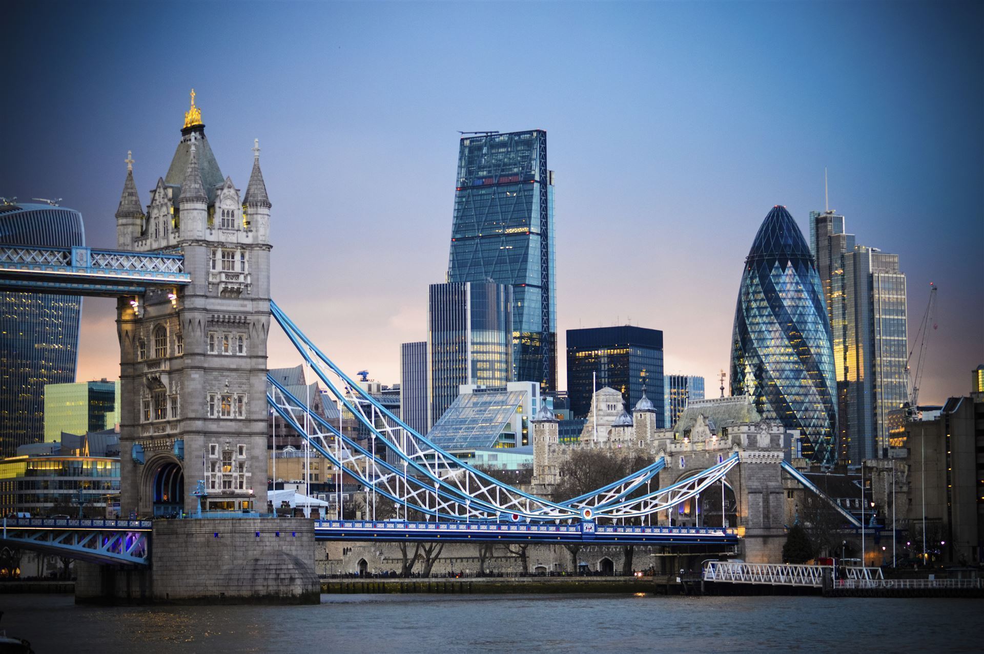 London Skyline inklusive Tower Bridge & "The Gherkin"