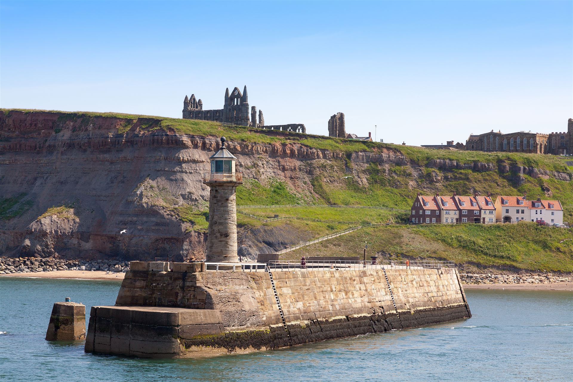 Hafen von Whitby mit Whitby Abbey im Hintergrund