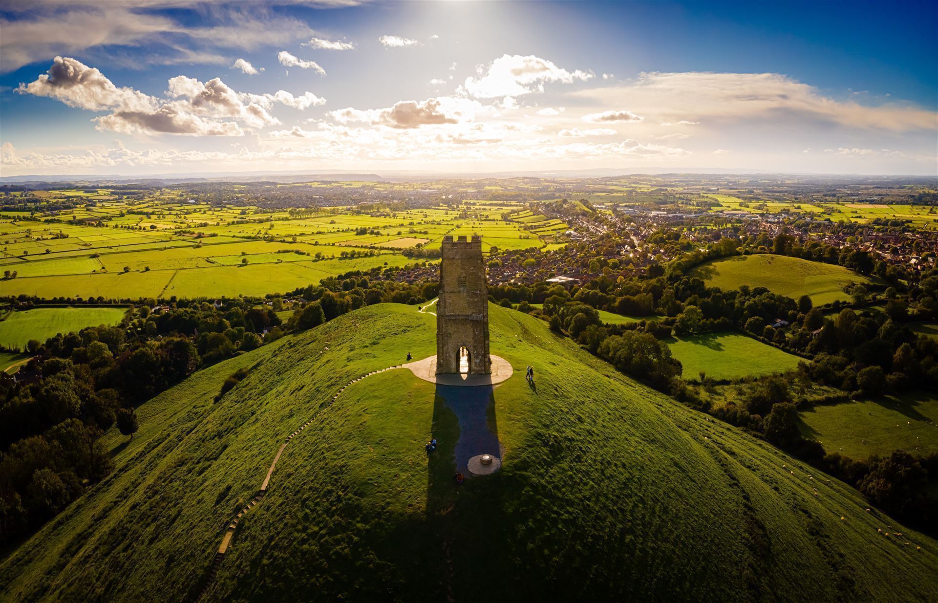 Glastonbury Tor und Stadt im Hintergrund