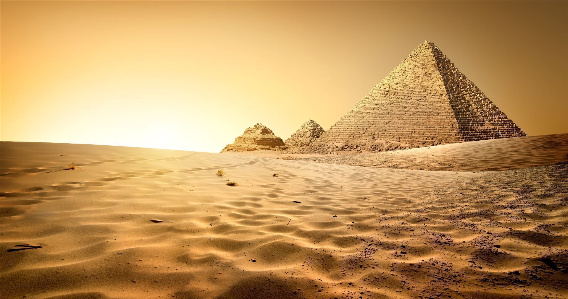Pyramiden von Gizeh mit Sand