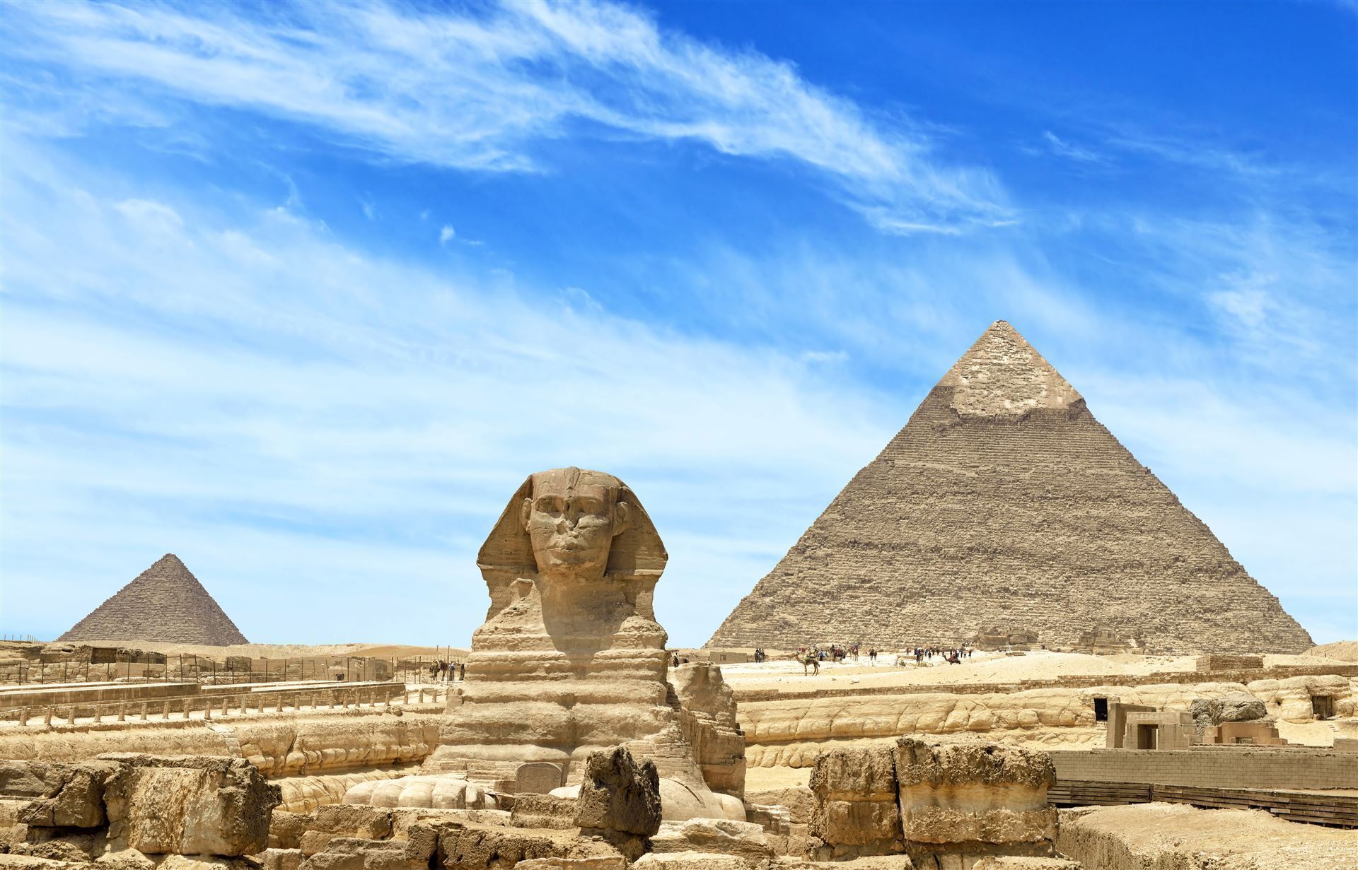 Pyramiden von Gizeh mit Sphinx