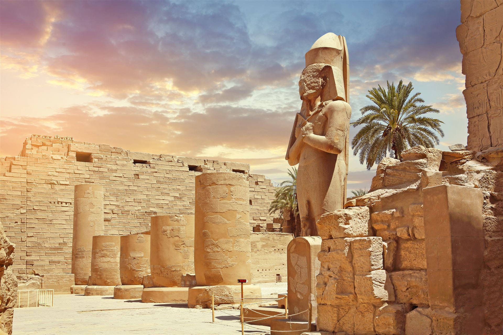 Statue des Pharao am Karnak-Tempel