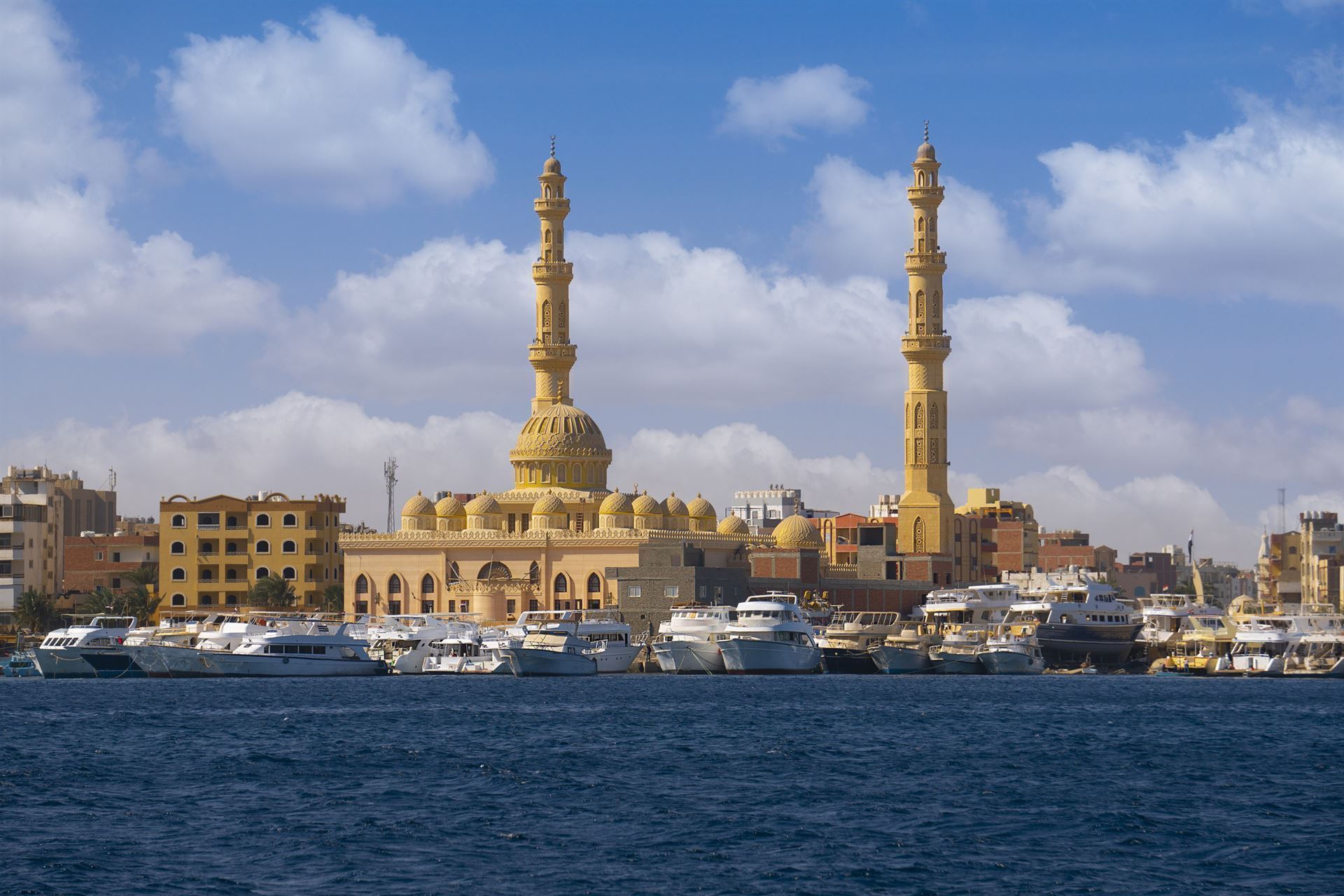 Moschee mit Hafen in Hurghada