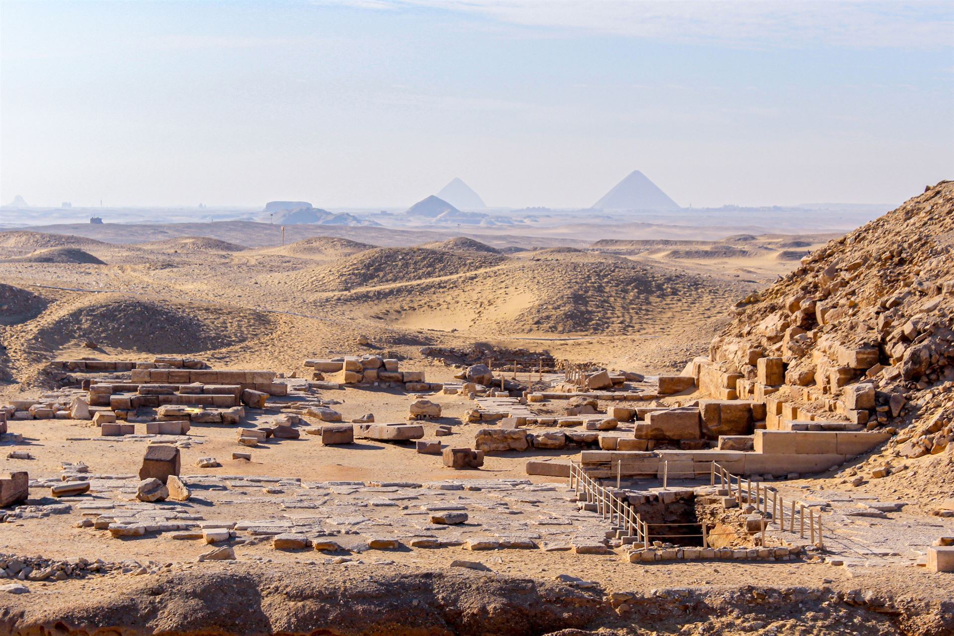 Blick von Sakkara auf die Pyramiden von Gizeh