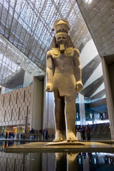 Eine Aufnahme, die die immense Größe des Innenraums des Grand Egyptian Museum einfängt