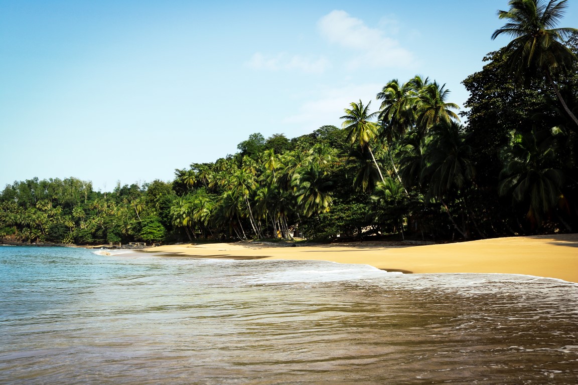 Weißer Sandstrand auf der schönen Insel Principe