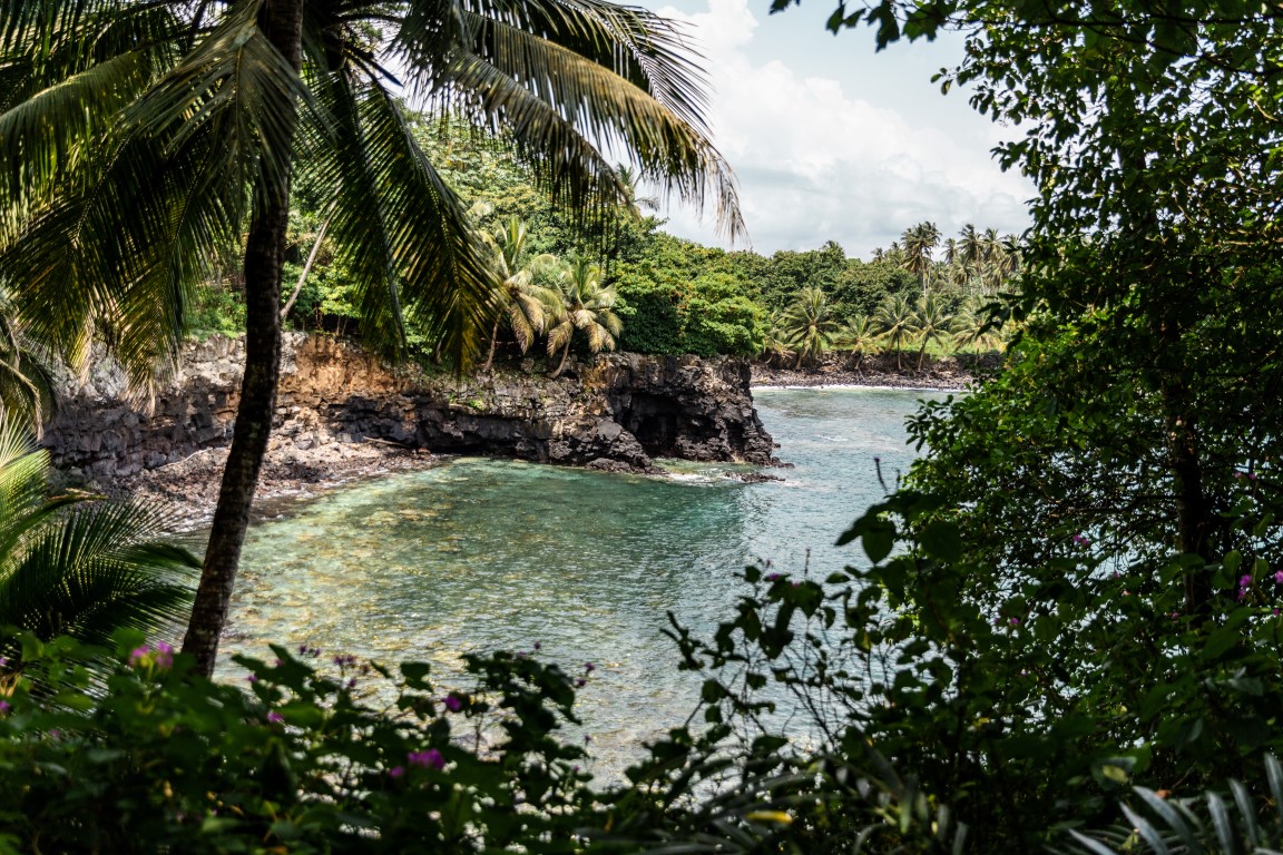 Versteckter paradiesischer Strand auf der Insel Ilheu das Rolas in São Tomé und Príncipe