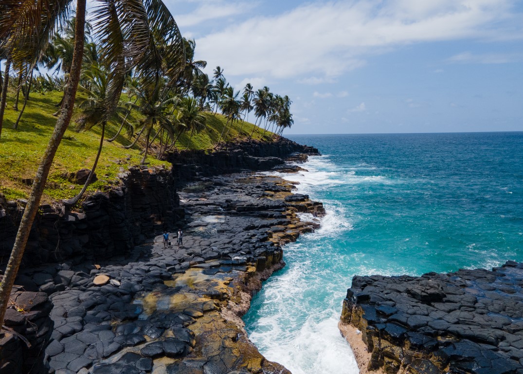 Neves_Schöne Aussicht auf die Küste der Insel São Tomé und Príncipe