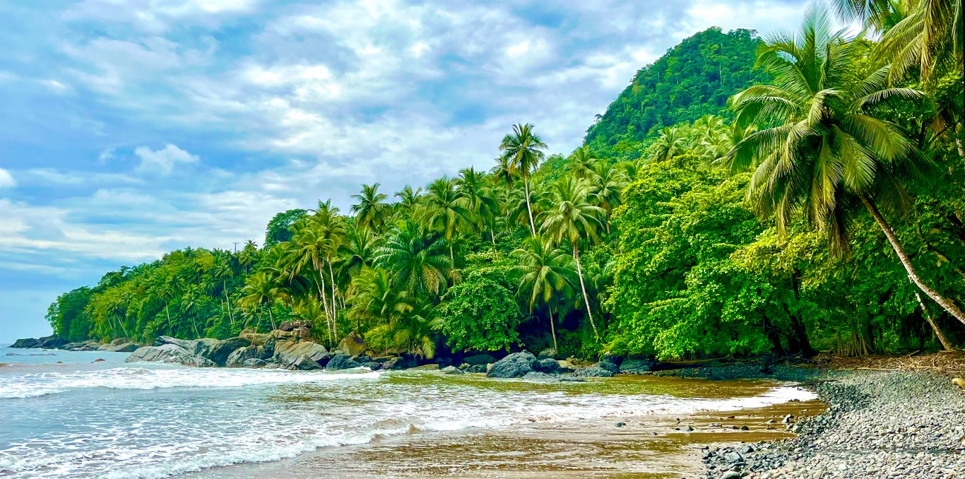 Sao Tome und Príncipe_  felsige Küste und  Meer