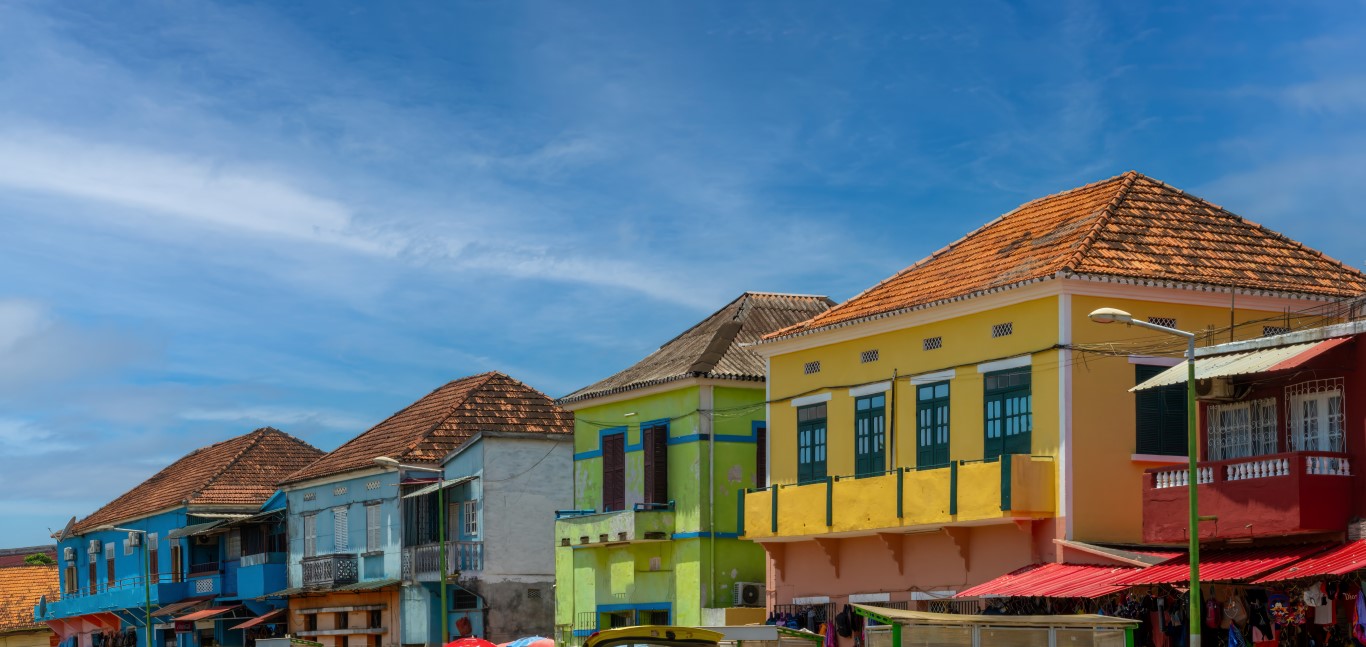 SaoTome_Bunte Straßen mit Häusern aus der Kolonialzeit rund um den Markt 
