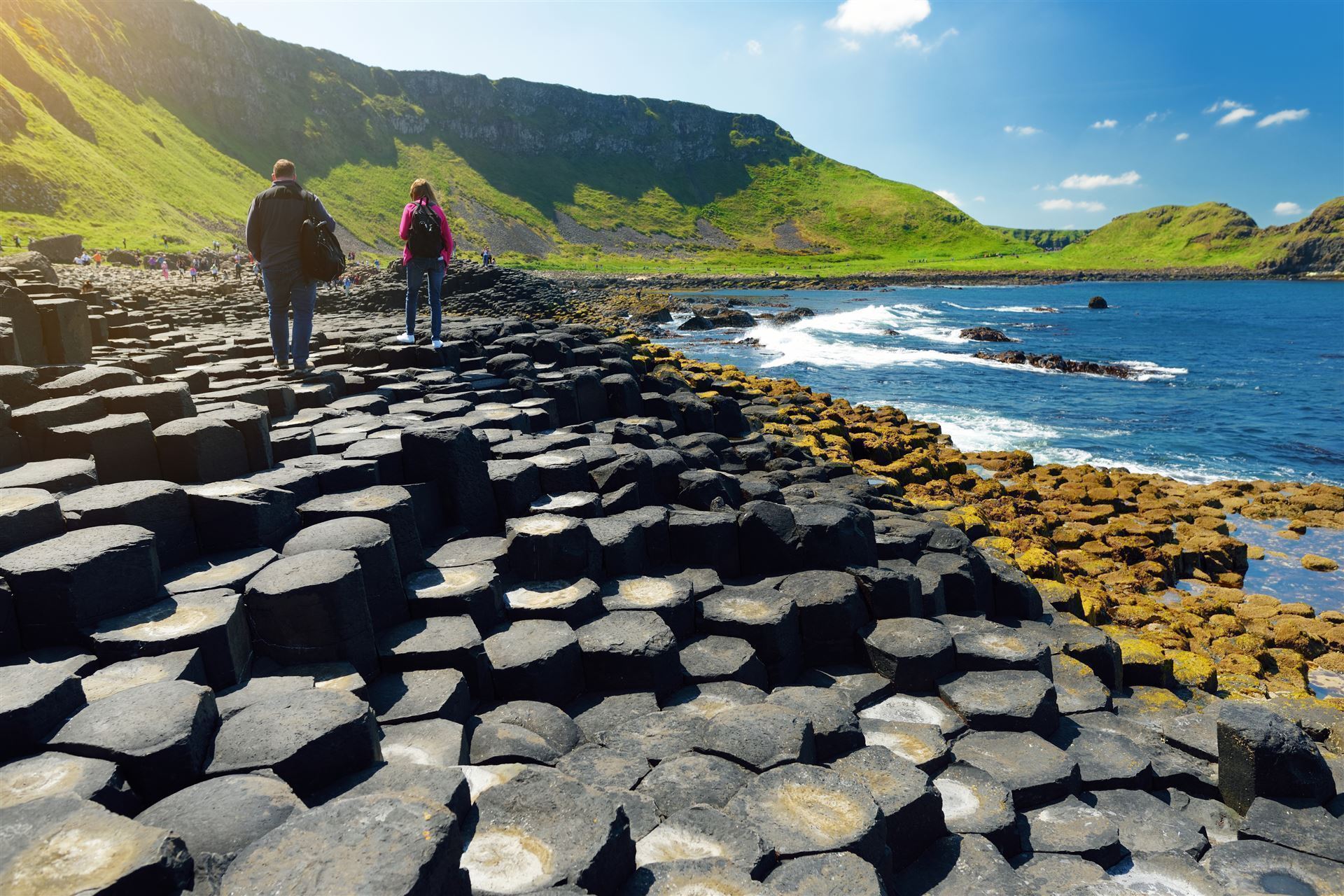 Touristen auf dem Giants Causeway