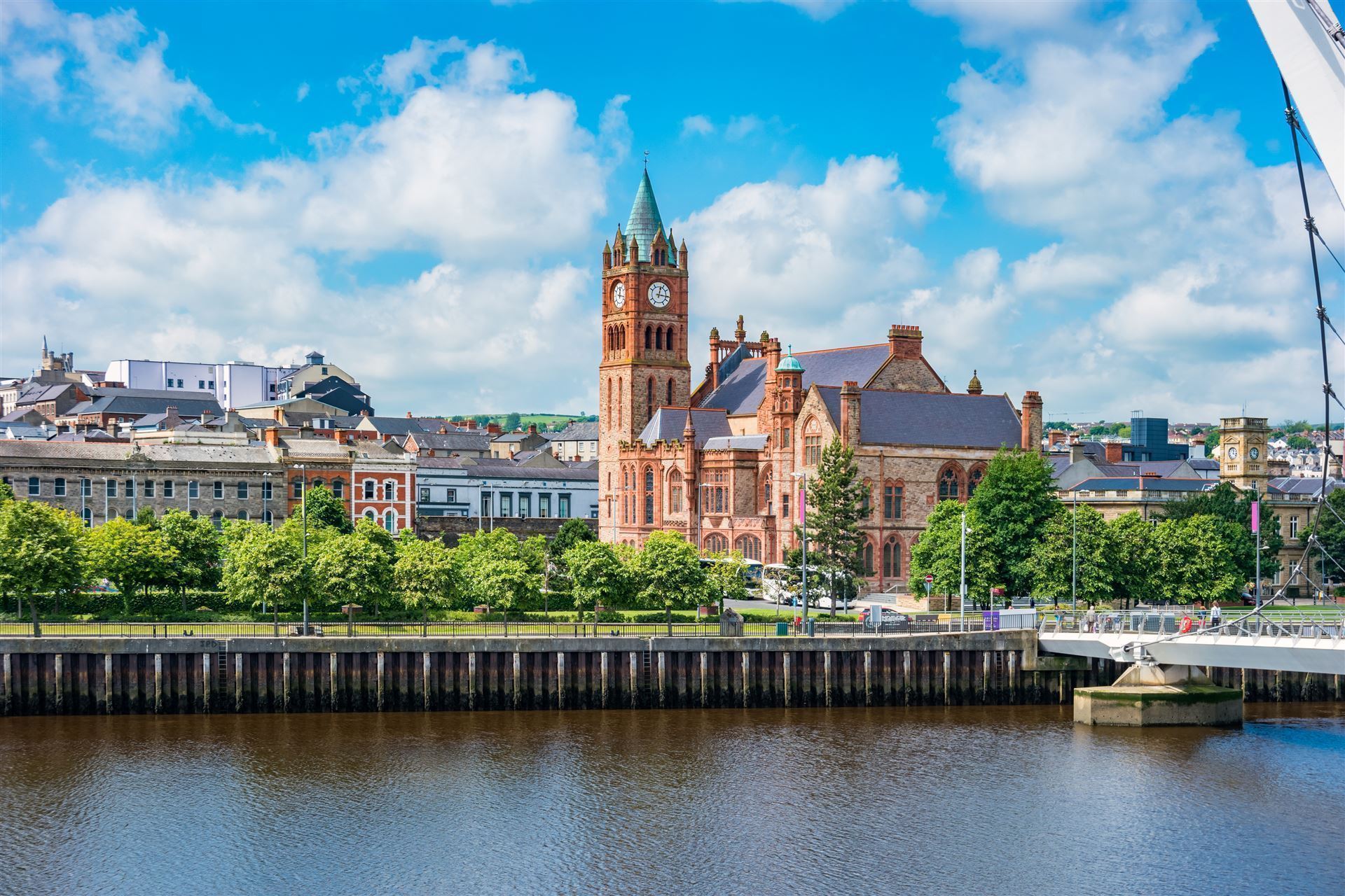 Blick vom River Foyle auf die Guildhall