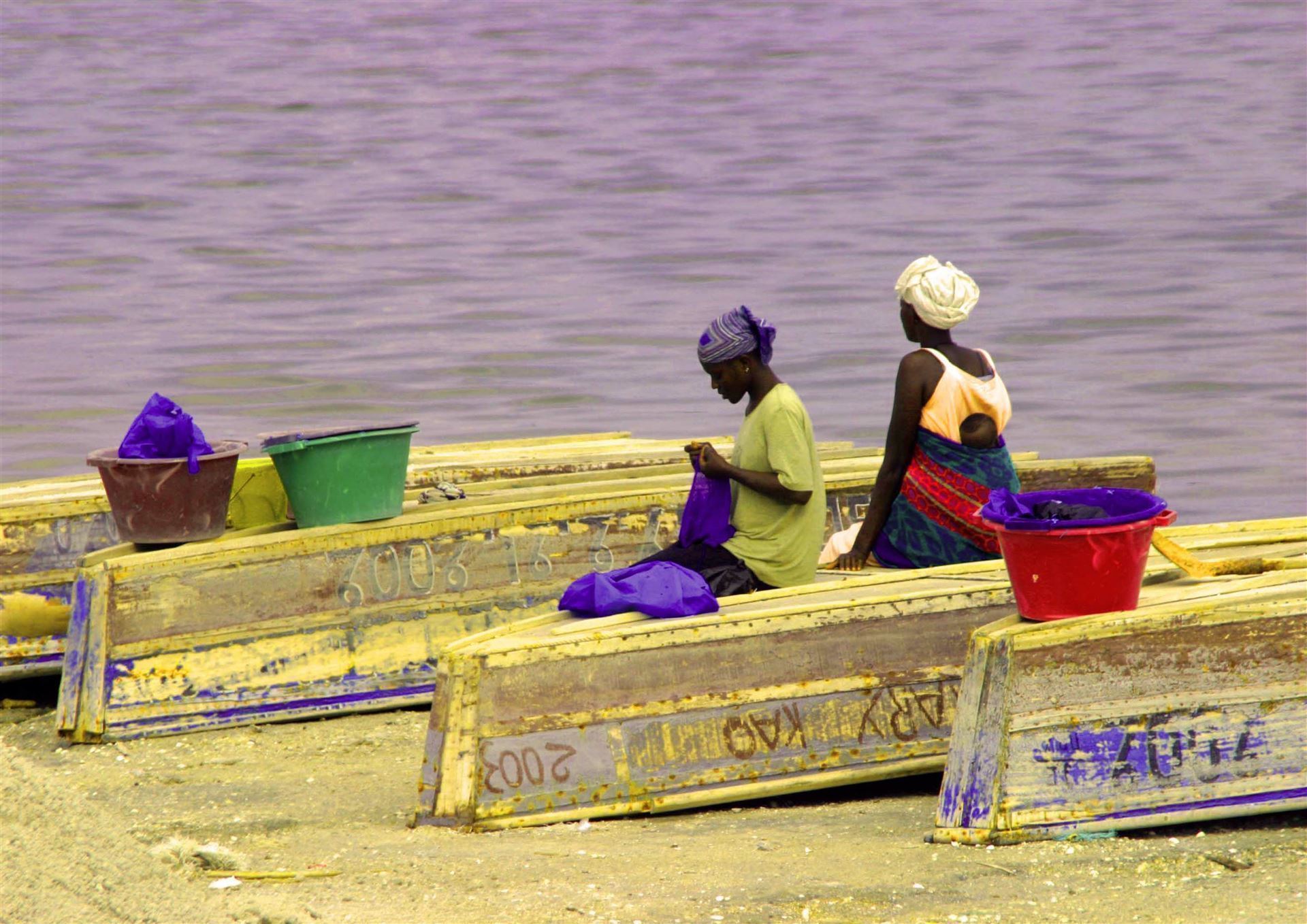 Frauen sitzen am See