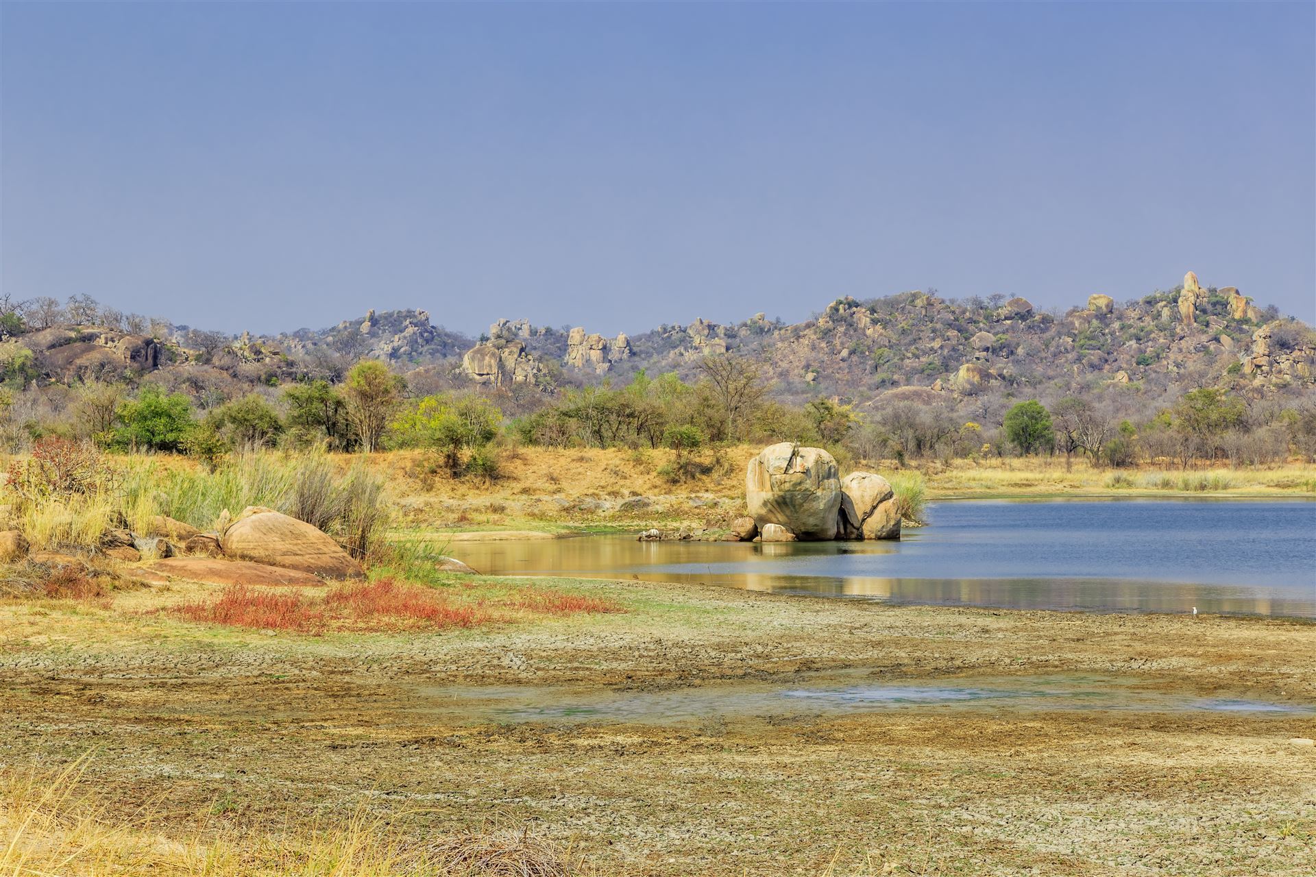See mit Felsen im Matobo Nationalpark