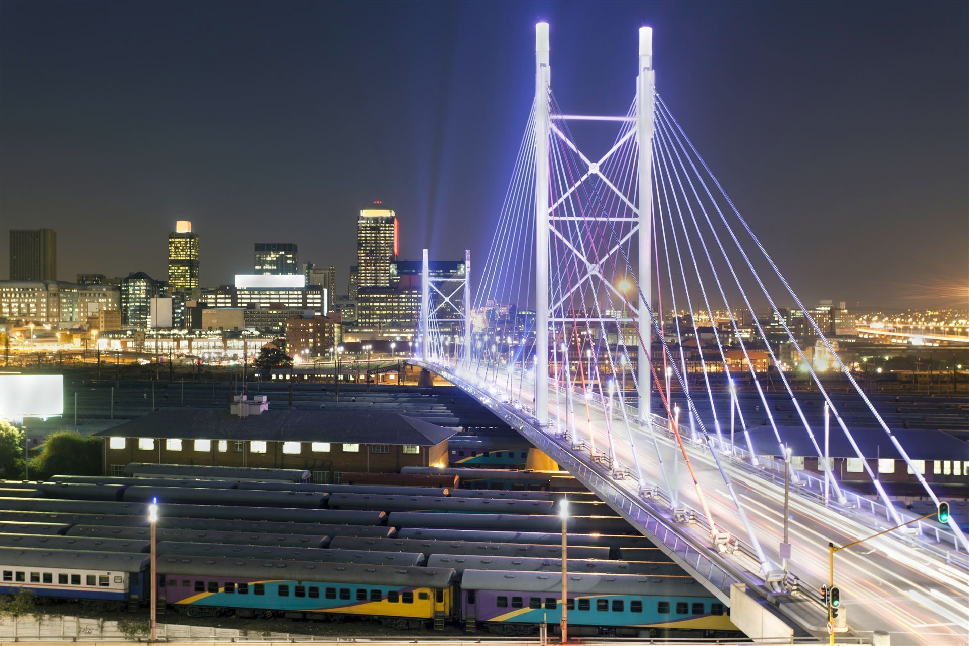 Nelson Mandela Bridge bei Nacht