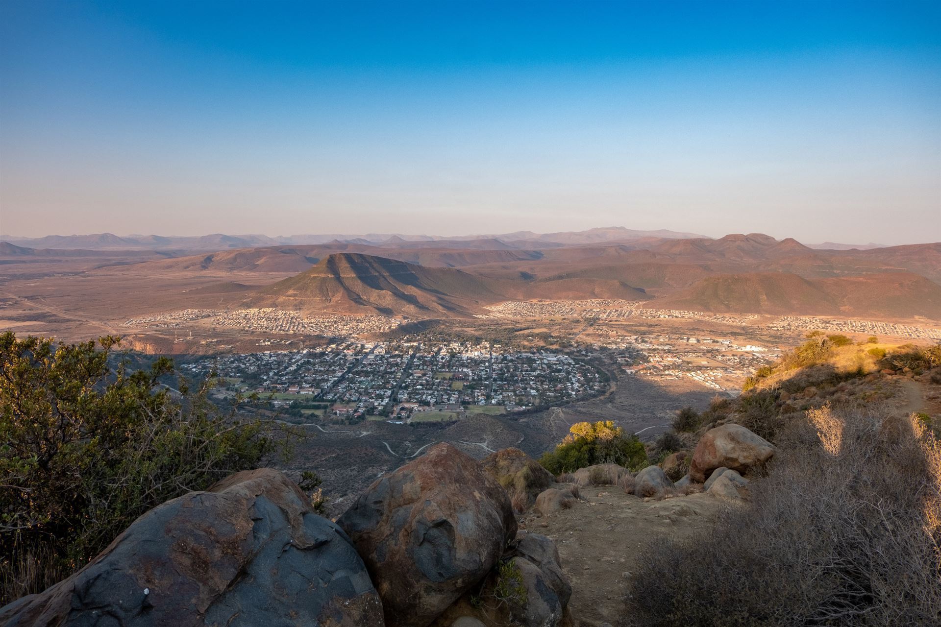 Blick auf Graaf Reinet vom Camdeboo Nationalpark