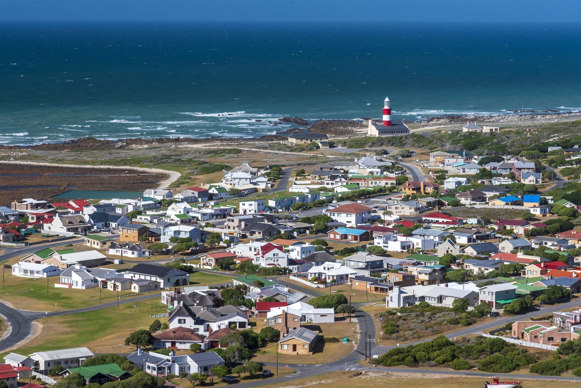 Blick auf den kleinen Ort Cape Agulhas