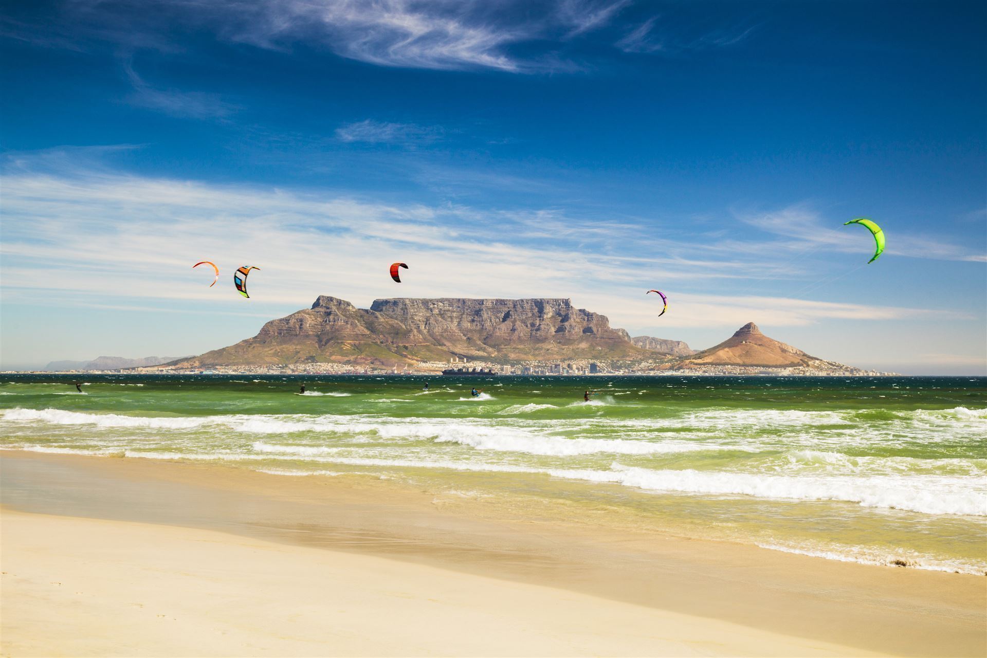 Kitesurfer vor atemberaubender Kulisse: Tafelberg