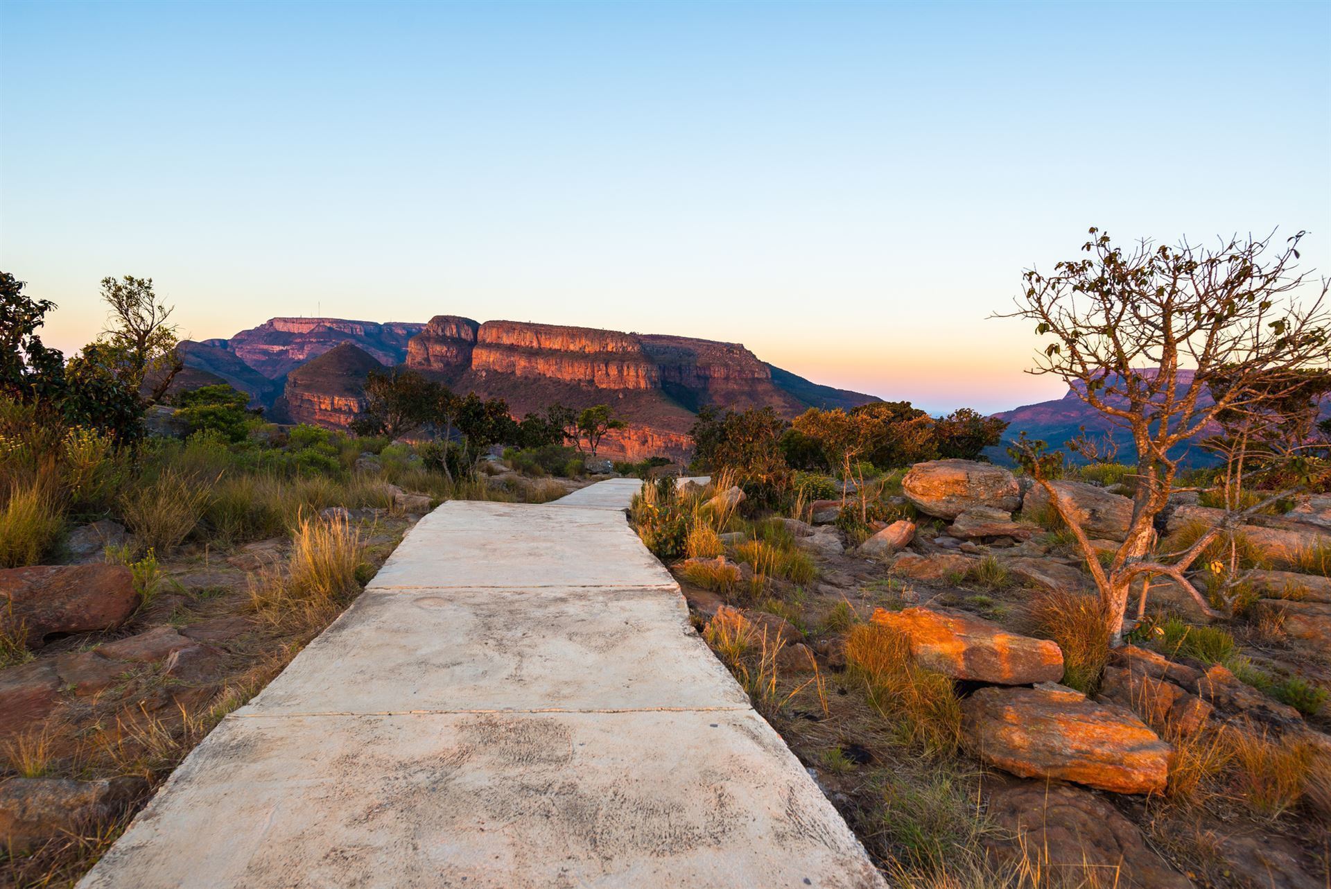 Weg zum Aussichtspunkt am Blyde River Canyon
