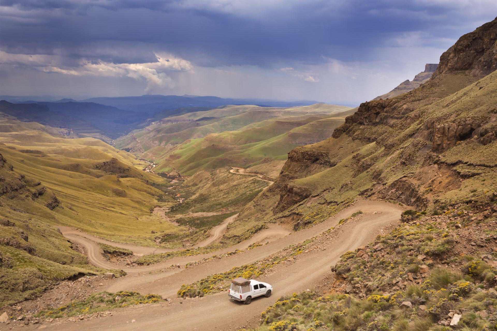 Enge Kurven auf dem Sani Pass