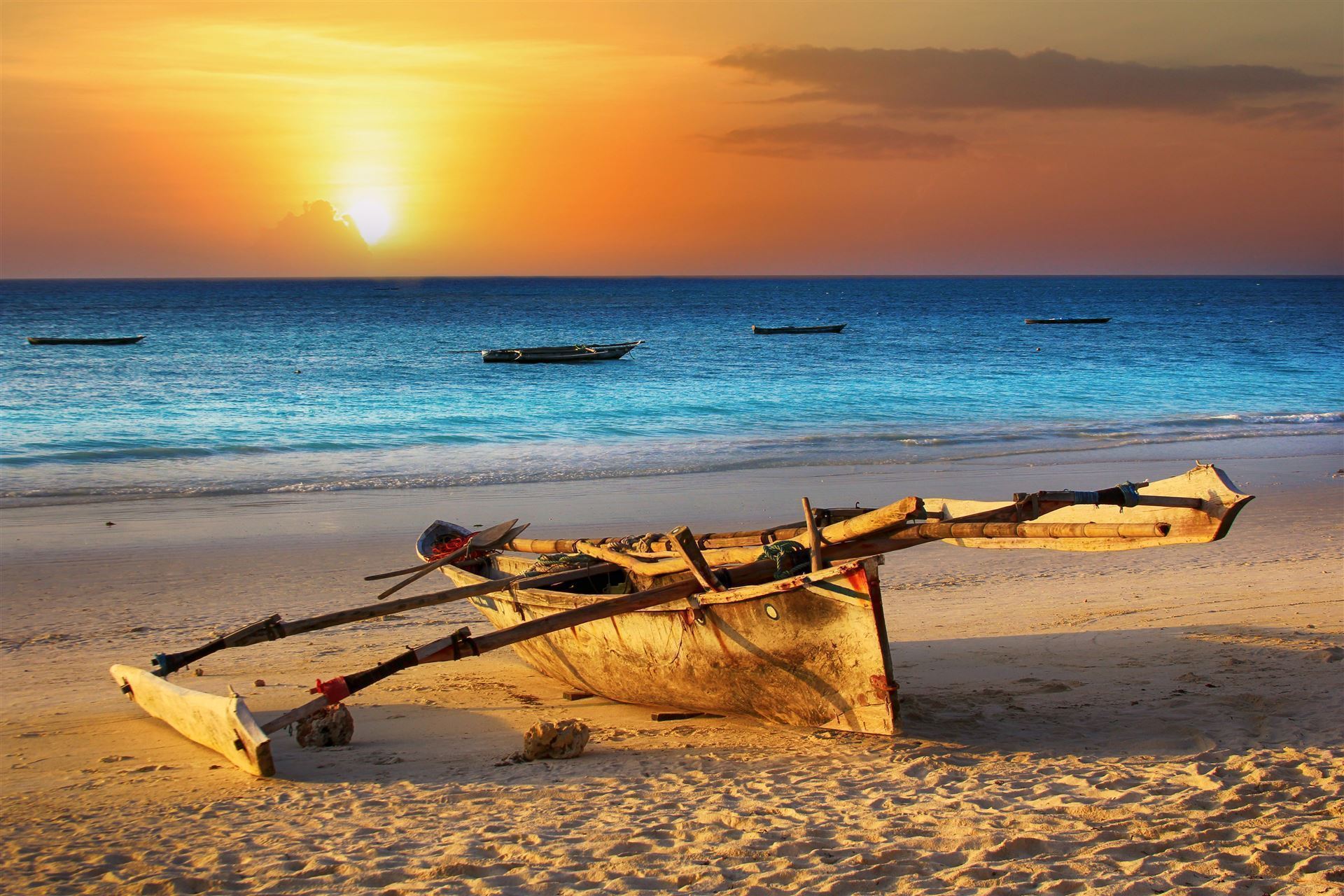 Boot am Strand bei Sonnenuntergang
