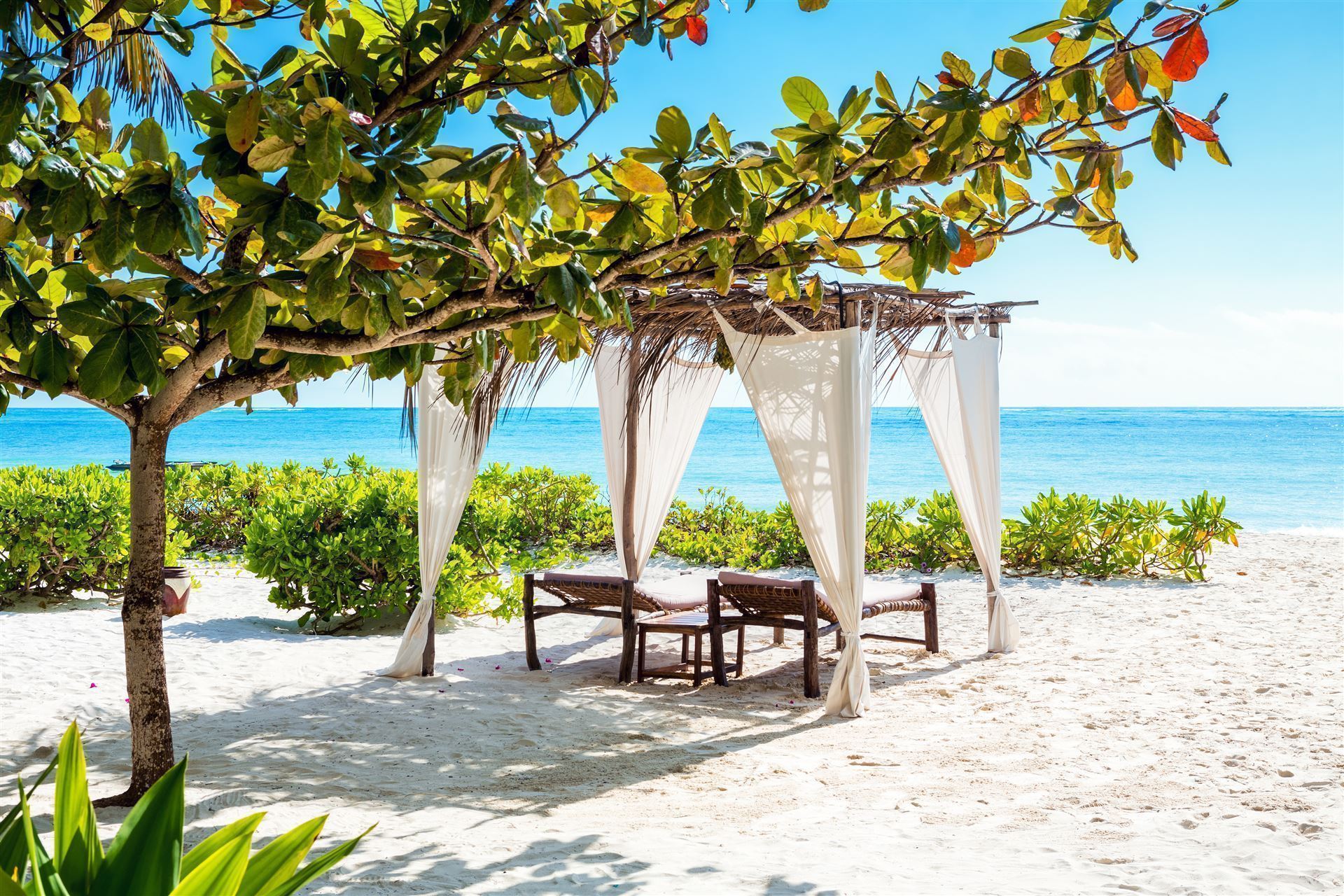 Strandliege am Strand von Sansibar