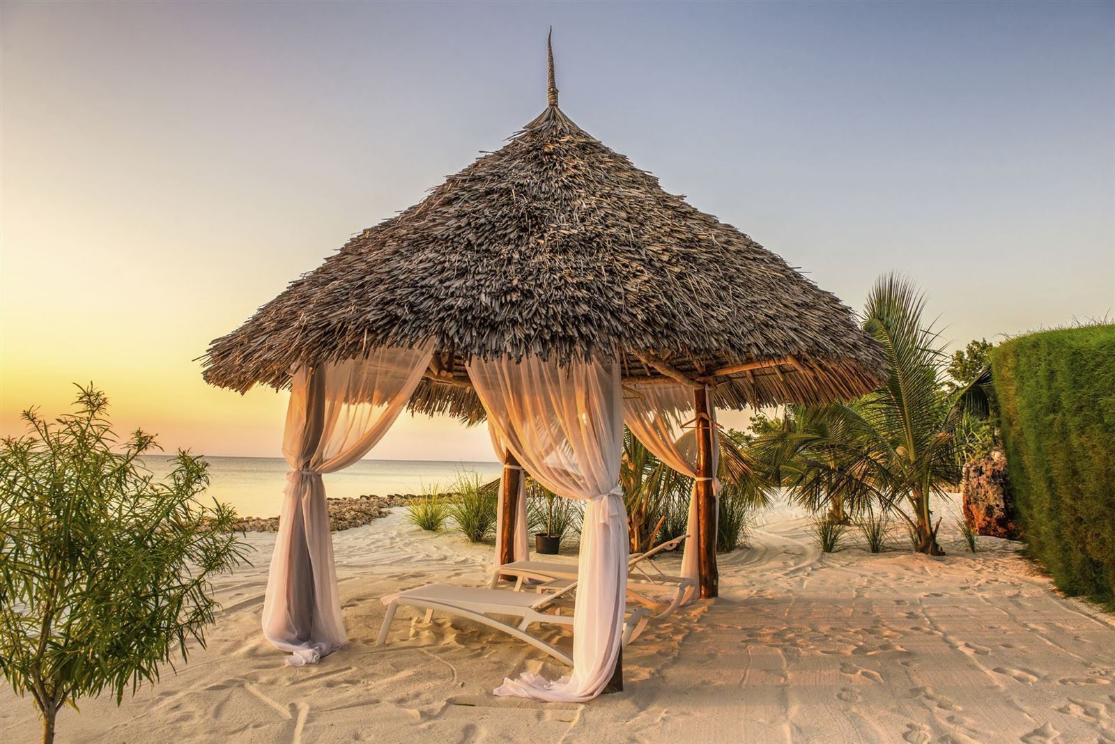 Strandliege am Strand von Sansibar