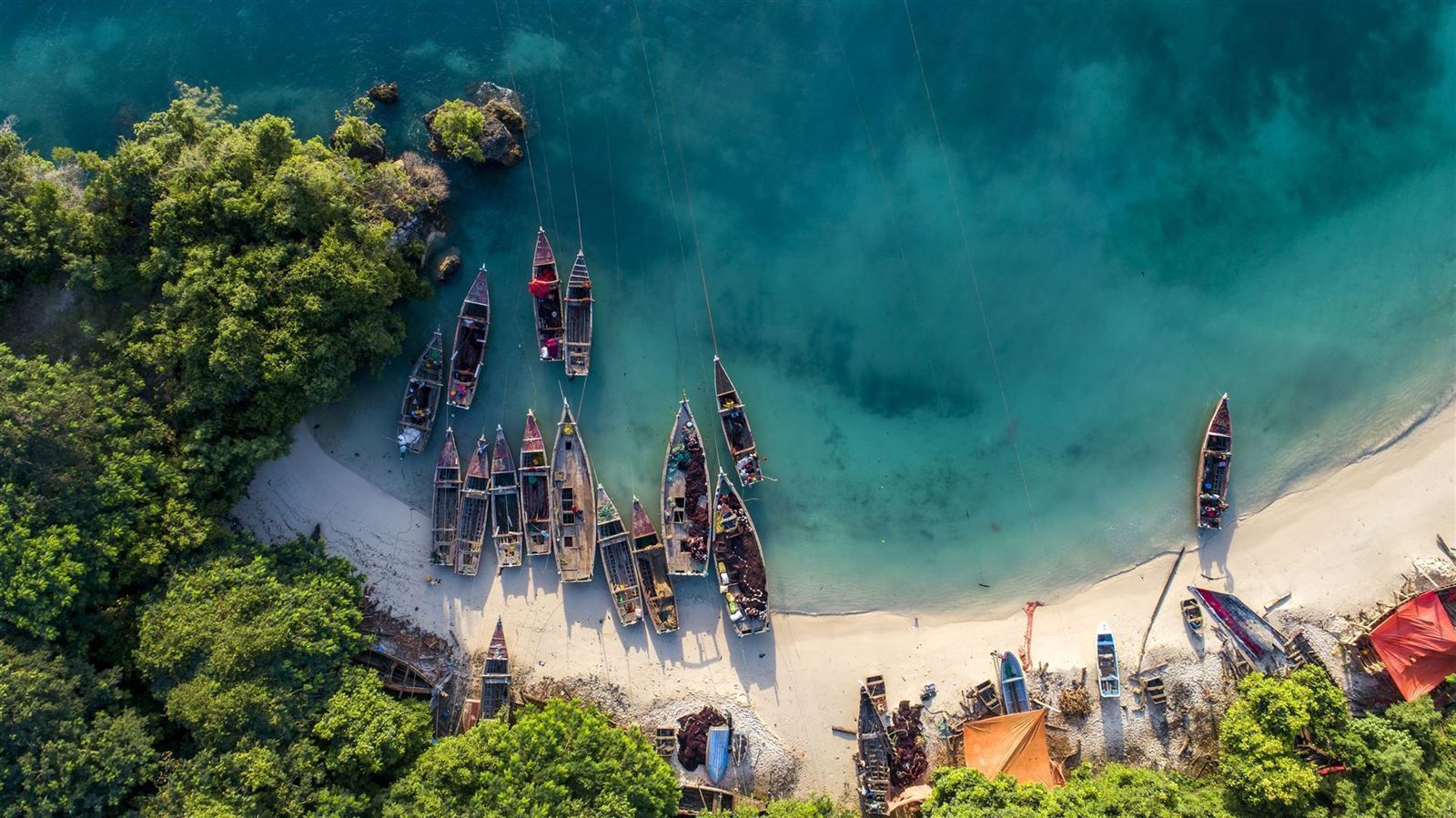 Luftbild von einem Strand auf Sansibar