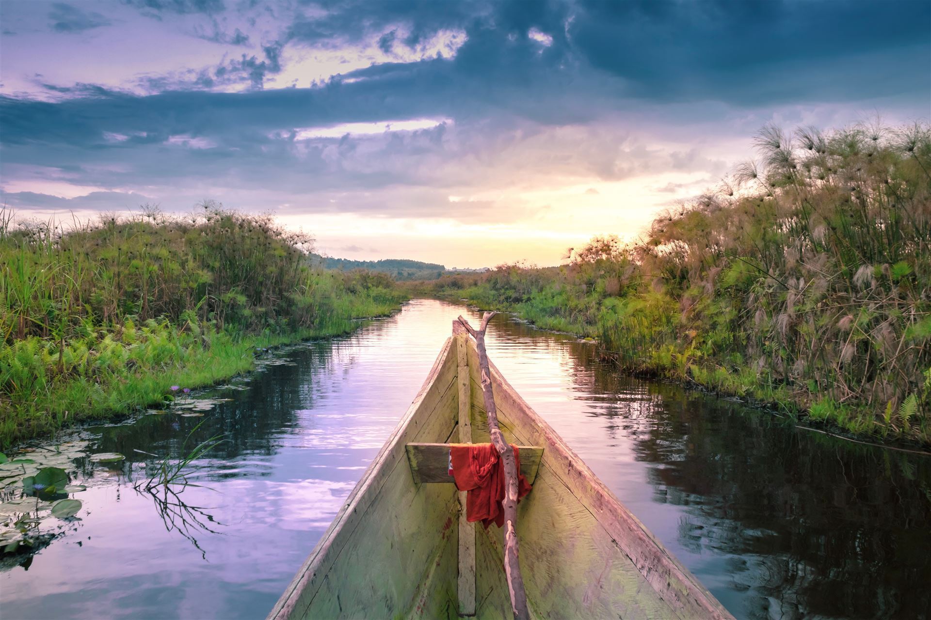 Fischerboot bei Sonnenuntergang von Mabamba Swamp
