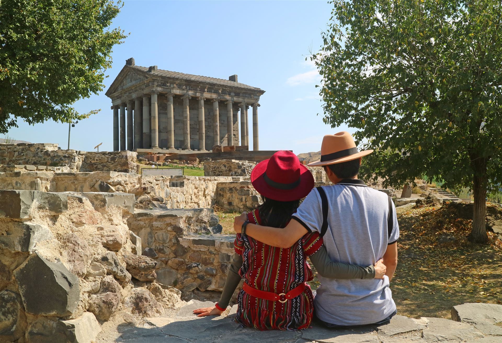 Paar schaut auf Garni Tempel