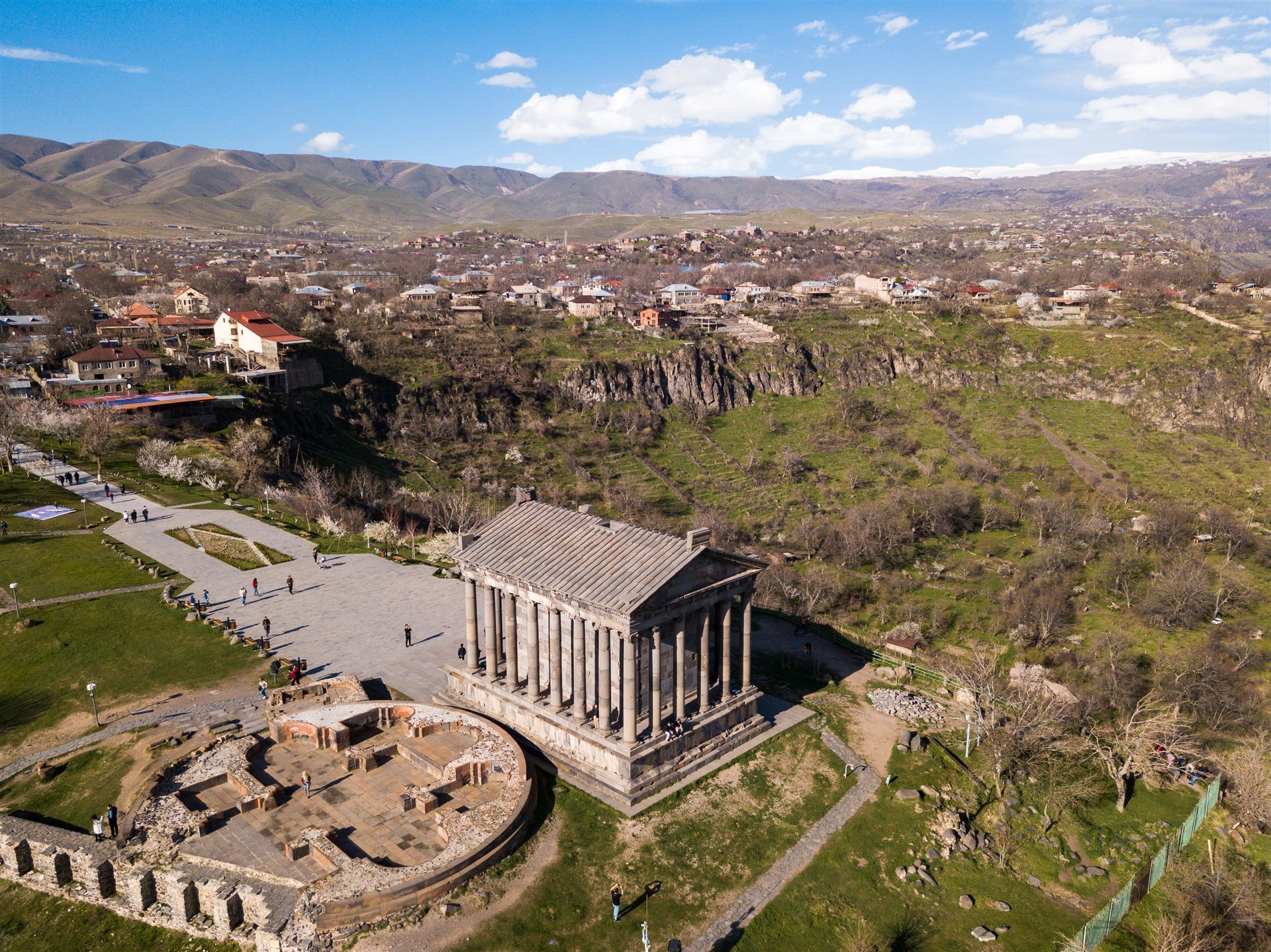Garni Stadt mit Blick auf den Tempel