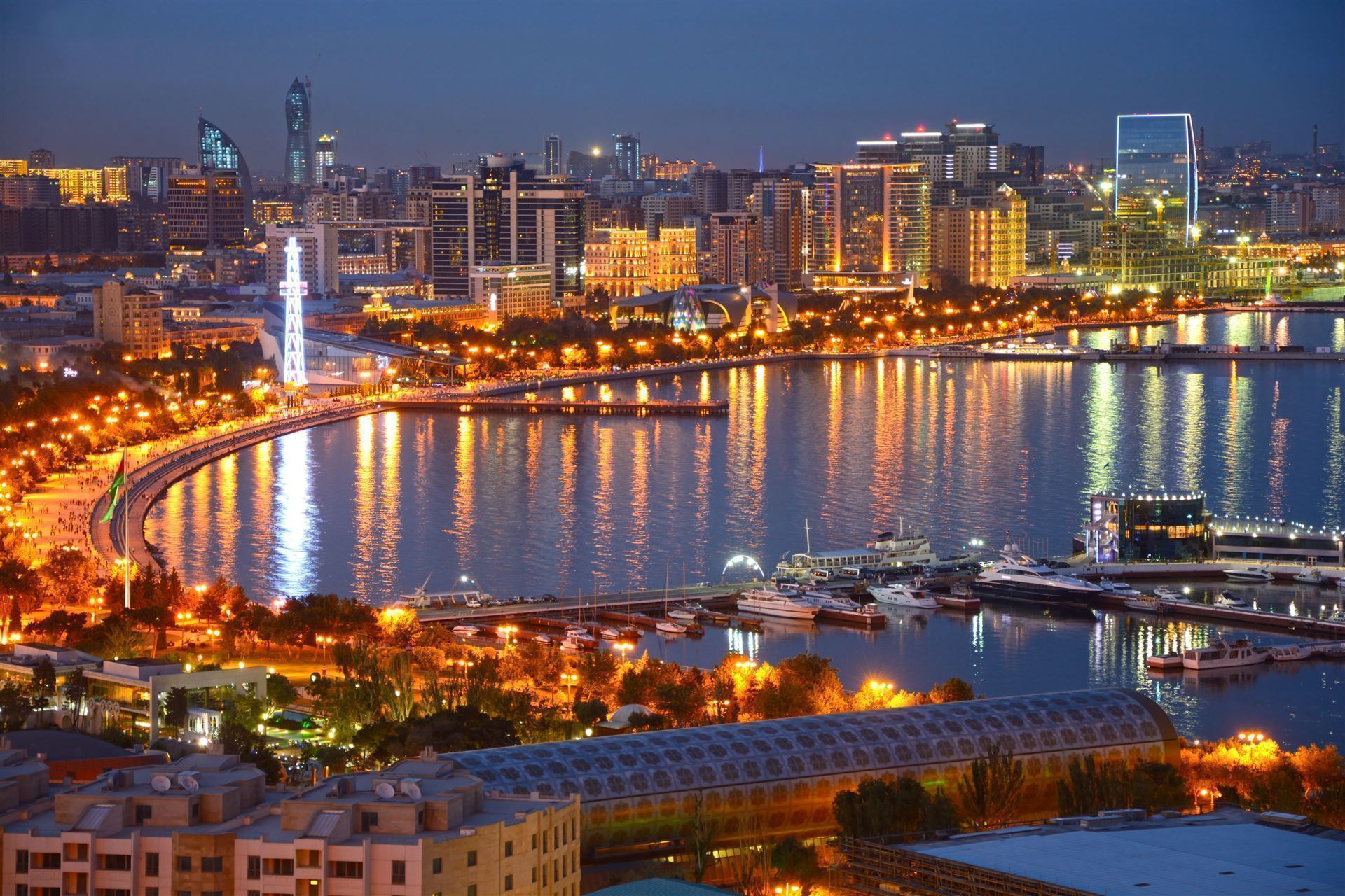 Baku bei Nacht
